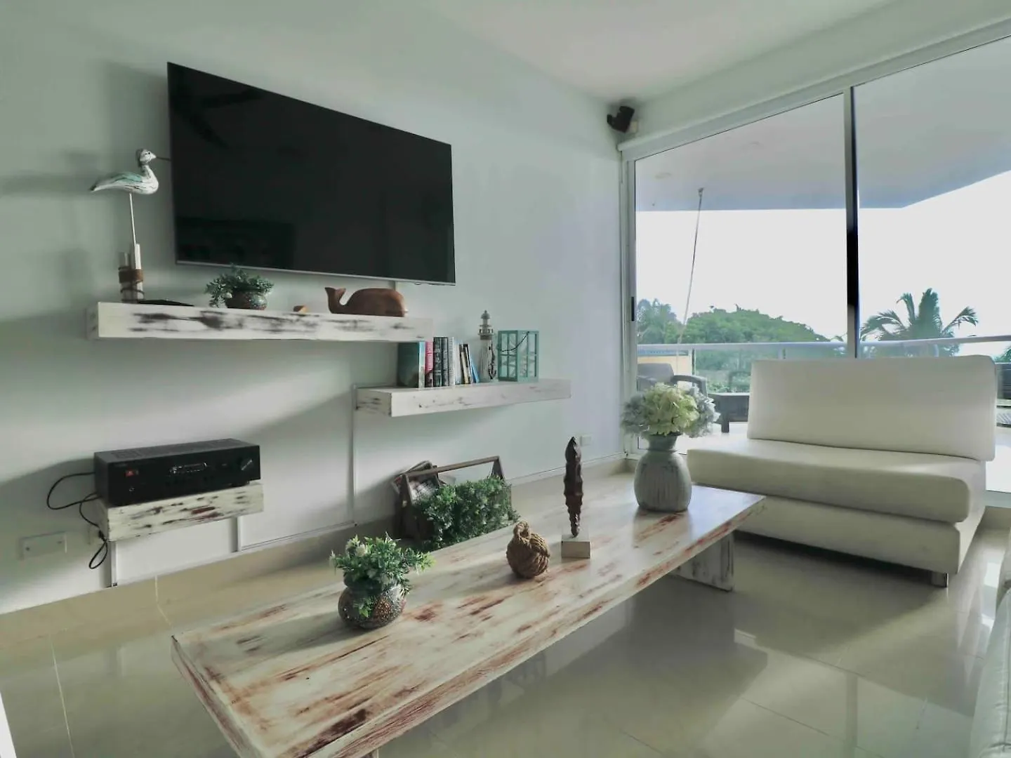 Family-Friendly - Spacious Balcony - Direct Beach Cartagena 0*,  Colombia