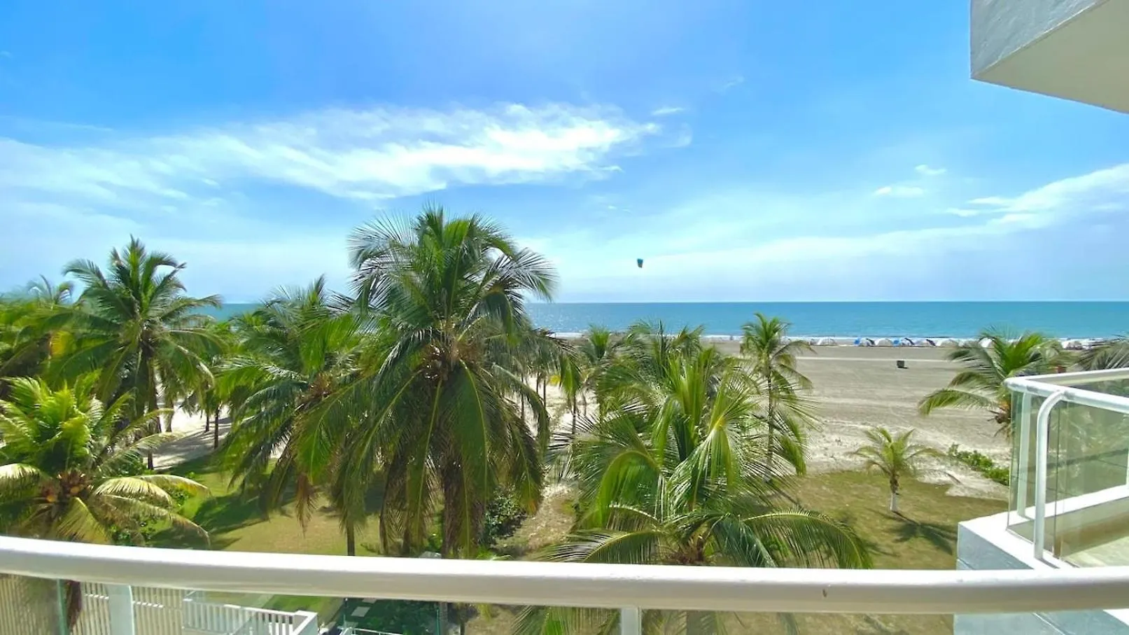 Family-Friendly - Spacious Balcony - Direct Beach Cartagena
