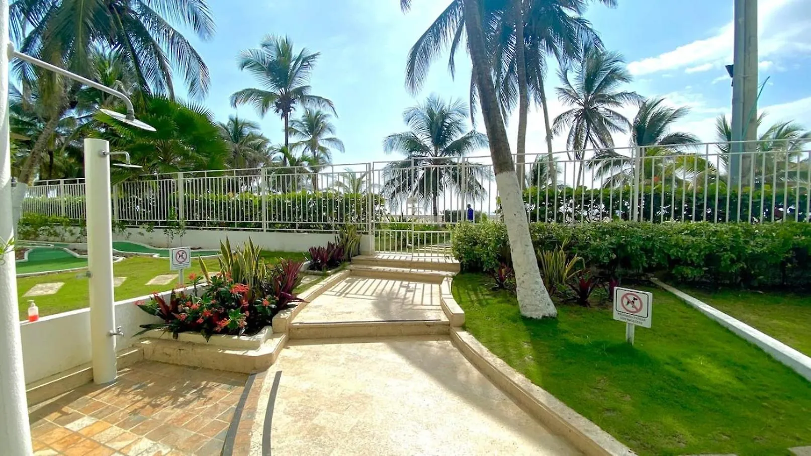 Family-Friendly - Spacious Balcony - Direct Beach Cartagena Holiday home